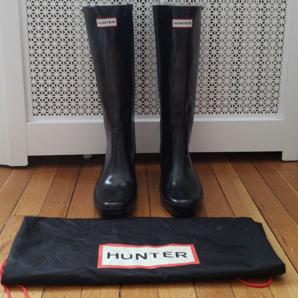 Black wedge Hunter rain boots (Size 10)